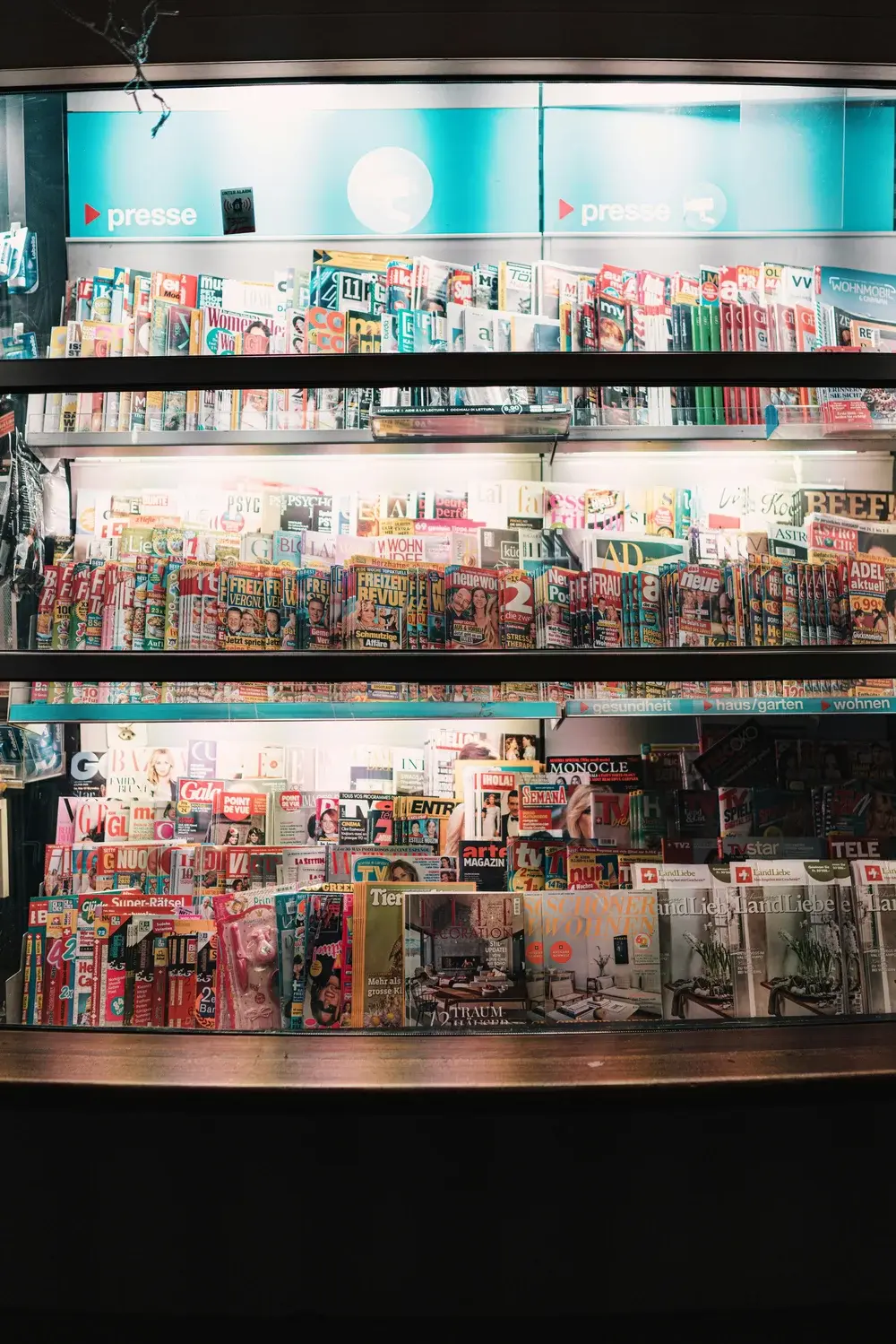 Magazine newsstand